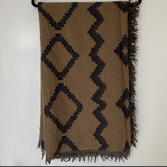 Aritzia Blanket Scarf - Picture 8 of 10